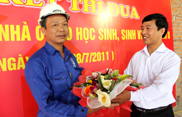 Đồng chí Phan Thanh Chung - Chủ tịch Công đoàn HANDICO chúc mừng anh Vũ Văn Nhụ - công nhân Công ty HANDICO 52 đạt danh hiệu "Công nhân giỏi Thủ đô năm 2011"
